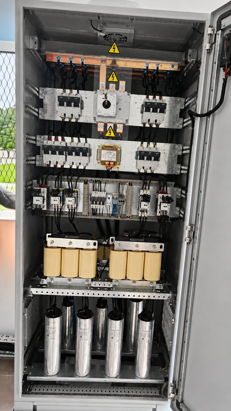 Tableau général basse tension avec compensation d'énergie réactive